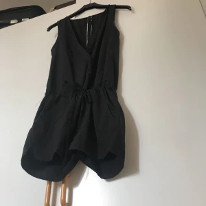  - Snygg svart byxdress!🌸👍🏼 Passa mig som är S! 