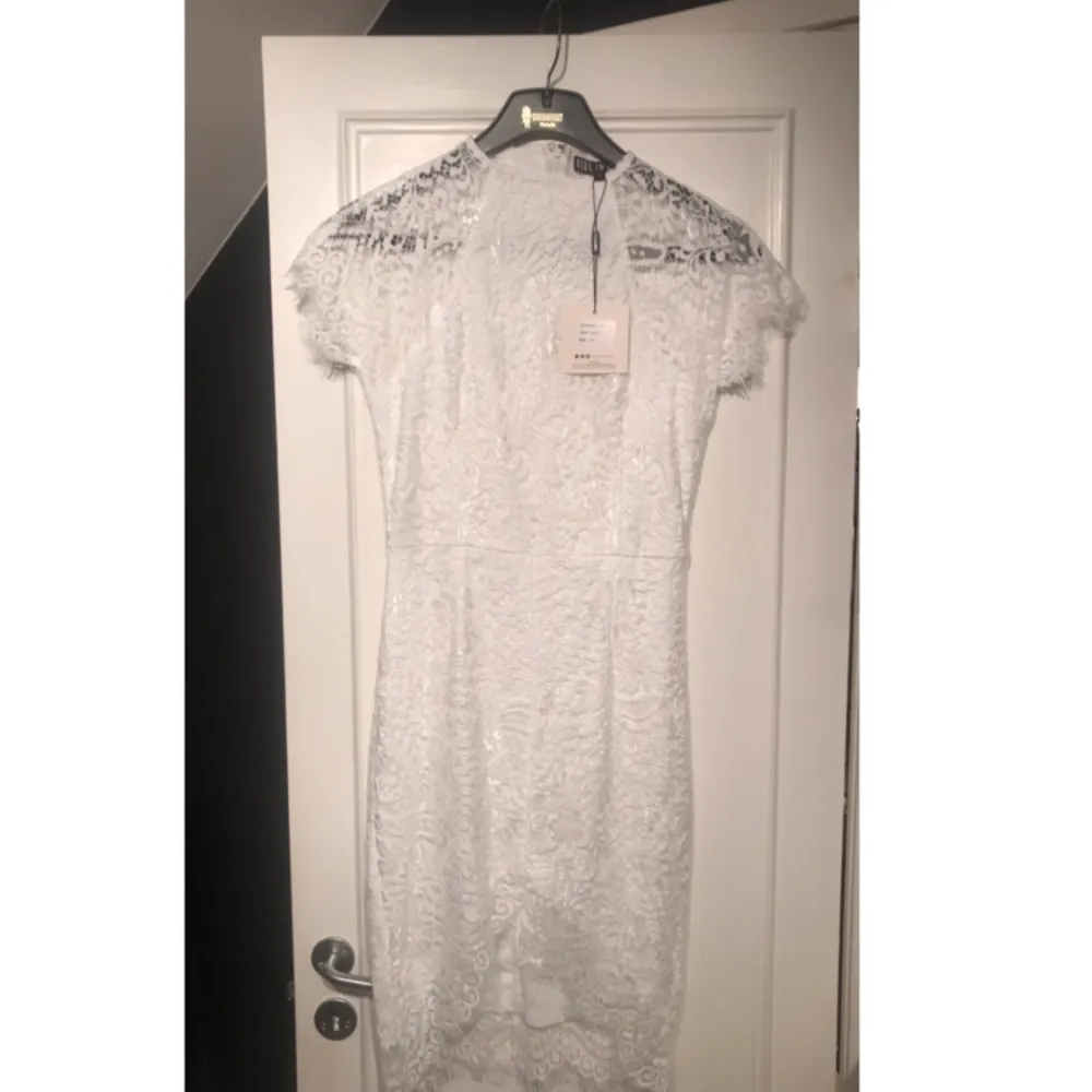 Vit klänning från Bubbleroom med märket ”Girl in mind” Helt oanvänd med lapp kvar  Storlek 38. Klänningar.