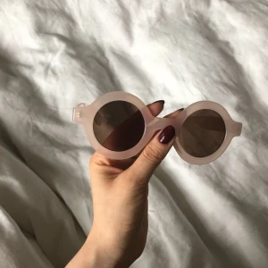  - runda ljusrosa solglasögon från pull & bear