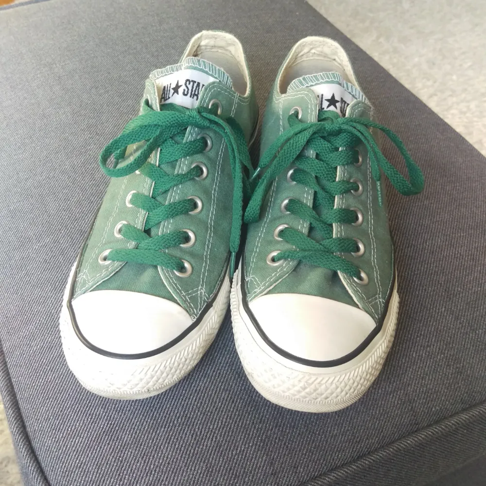 Vintagegröna Converse. Mycket sparsamt använda. Frakt 40:-. Skor.