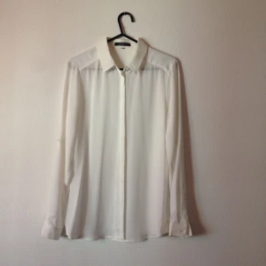  - Fin och lätt skjorta som passar både till vardags och utekvällar. Använd endast fåtal gånger 