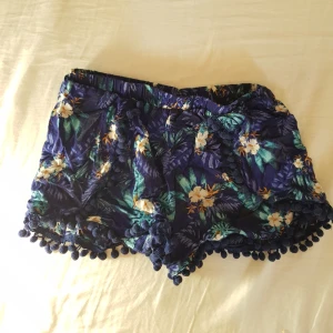 - Super fin somrig shorts, passar till vardagen, till stranden eller bara att ha hemma. Super skön 😍 32 men känns mer som xxs! 