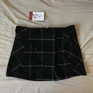  - Aldrig använd kjol från pull & bear. Ser kort ut men är perfekt längd när den väl är på för mig som är 1.65:) 