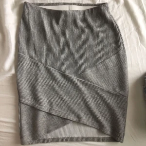  - Grå kjol som är ny .