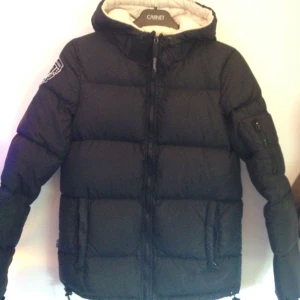  - En D.brand svart. Använde lite förra vintern. Säljer då jag aldrig använder det så mycket. 