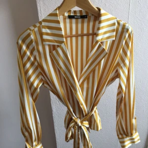  - Blus i nyskick från bikbok 