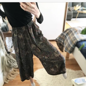  - Retro fladdriga kortbyxor  Otroligt sköna och luftiga!   ❗️Fri frakt❗️ Skickar gärna fler bilder 😊