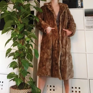  - Pälsjacka i nyskick. Ca storlek S Köparen står för frakt :) 