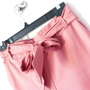  - Culottebyxa i gammel/laxrosa. Bälte i midjan. Skönt mjukt material. Perfekt sommarbyxa! Helt oanvända m prislapp kvar. XS men funkar även för S. Säljs pga beställde två par, älskar mina!🌸  Köparen betalar frakt, 54 kr. Kan möta upp i Stockholmsområdet. 