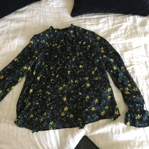  - Säljer min fina blus från zara, helt slutsåld.  Blusen är svart med gula blommor, jättefin!  