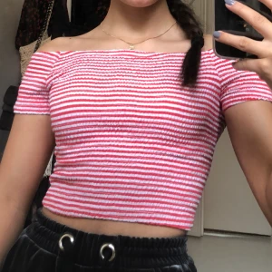  - Randig magtröja från h&m, aldrig använd🌹 Kan mötas upp eller frakta (köparen står för frakten) :)