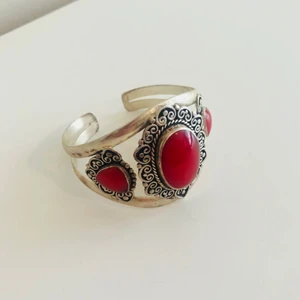  - Armband inköpt i Indonesien. Kommer tyvärr aldrig till användning längre. Frakt ingår 🌟