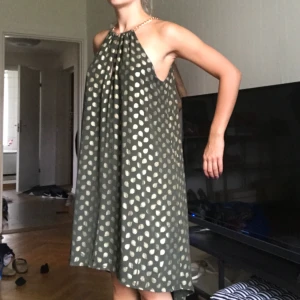  - Klänning ifrån Michael Kors i storlek S men funkar även för medium. Knäppt i nacken med guldkedjan och modellen är löst sittande och längre bak. Nypris ca 2000kr. Jag betalar frakt och har swish