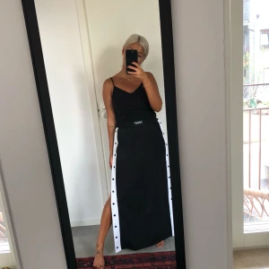  - Kjol från Junkyards egna märke. Tracksuit material och stil. Knappar längs sidor som kan knäppas hela vägen. ⚡️ Aldrig använd, bara prövad. Hämtas i Stockholm/Västerås eller skickas mot frakt 55 kr