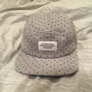  - Oanvänd 5-panel keps från Wesc 