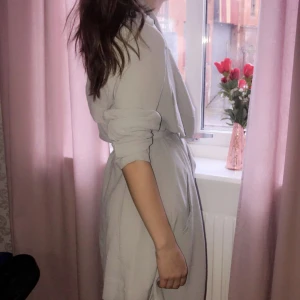  - Trenchcoat från Nelly i Strl m, fint skick och nästan aldrig använd. Öppen modell utan knäppning.  frakt extra kostnad.