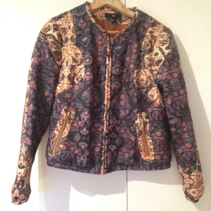  - Jacka köpt från H&M ca 2 år sen! Superskön och mysig vårjacka i härligt mönster som sitter lite tightare än man tror. Storleken är alltså lite liten, skulle hellre säga att den sitter som en 38a än en 40a. Perfekt för denna sköna vår vi har!   Priset kan diskuteras.  Betalning via Swish! Möts upp i Stockholm eller så står köparen för frakt <3