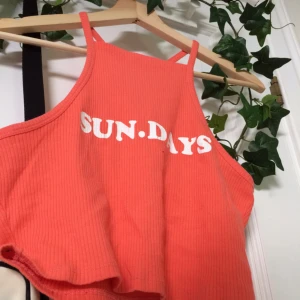  - Halternecks är ca hur fina?? Särskilt denna med texten 'sunday' på.🌸 Storlek M, men passar också S. Förutom att texten har flagnat något är toppen i gott skick. Om ni har någon mer fråga, kolla gärna in min profil eller skicka till mig🌿💞