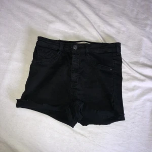  - Jeansshorts svarta med hög midja