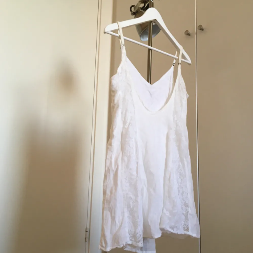Hollister vit flowy lätt klänning som är perfekt till sommaren. Använd 2-3ggr.  Swish, kan mötas upp runt Sthlm. Köparen står för frakt 🌻. Klänningar.