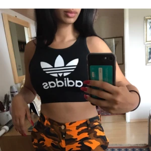  - Adidas croptop köpt i New York. Aldrig använd, i storlek S. 