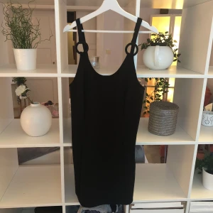  - Svart klänning med smala ärmar i fint material!