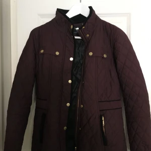  - Jacka ifrån märket Stockholm LM. Köpt på MQ. Sparsamt använd i färgen plommonlila. Köpt för 1300 kr  600 inkl frakt 