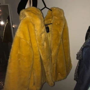 - Superfin gul jacka från zara i storken M Använt ett par gånger men i gott skick  Frakt tillkommer på ca 100kr 