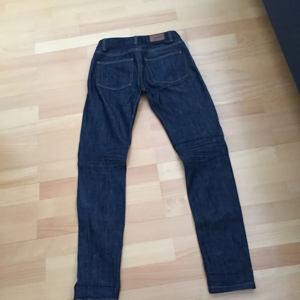 Jeans ifrån ”Whyred” i modellen ”ra” högmidjade och i w26 med L32. Dyra vid inköp, kostade 1200kr och inköpta på MQ. Använd ca 5 gånger. Jeans & Byxor.