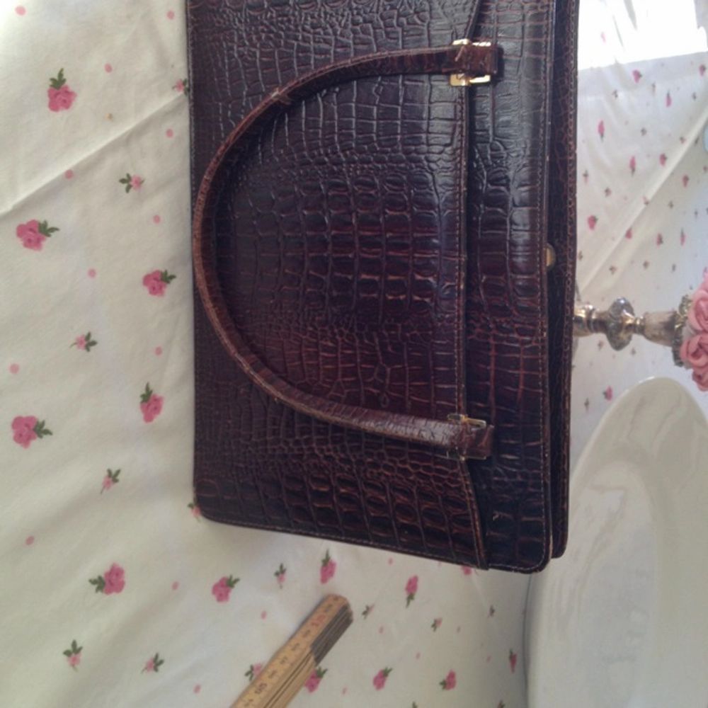 Vintage väska i krokodilskinn. Mått bredd 28cm höjd 20cm | Plick