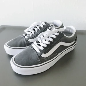  - Helt nya gråa Vans Old Skool, endast testade och tyvärr lite för trånga för mig. Pendlar vanligtvis mellan 38-39 och tror dessa passar bättre för den som har 37-38 i storlek!    600kr inklusive frakt!!!
