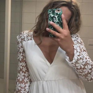  - Vit jumpsuit från DM retro, helt perfekt till skolavslutning och student. Endast använd en gång. Skriv för diskussion av pris, kan fraktats om köpare betalar frakt annars kan jag mötas i Malmö/Lund. Betalning sker helst via Swish :) 