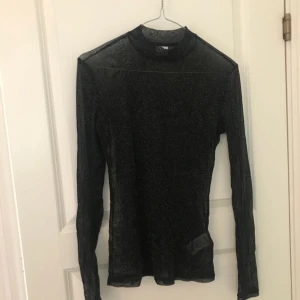  - Glittrig meshtopp från Gina Tricot i storlek M men funkar även som en S Mycket lite använd