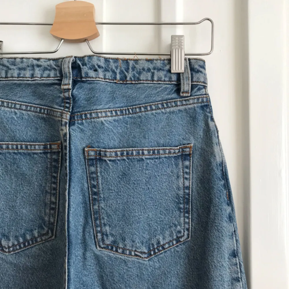 Jeans ”KIMONO” från Monki. Använda en gång, mycket bra skick men har sprättat bort monki-lappen i bak. Möts upp i Sthlm eller skickar mot fraktkostnad.. Jeans & Byxor.