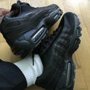  - Helt nya Air max 95 black pony hair använda 2 gånger 