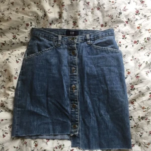  - Jeanskjol från GAP mkt bra kvalitet. Snygg knäppning och färg! Storlek XS-S, kan mötas upp i Lund, köpare betalar frakt. Säljes pga är för små