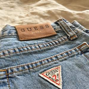 Jeans shorts från Guess. 76 cm i midjan. Väldigt snygga och bekväma. Köpta i secondhandbutik. Frakt ingår i priset :) 