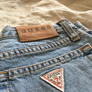  - Jeans shorts från Guess. 76 cm i midjan. Väldigt snygga och bekväma. Köpta i secondhandbutik. Frakt ingår i priset :) 