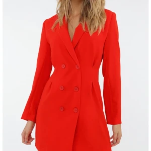  - Röd klänning från chiquelle!! Aldrig använd klänning som säljs pga för liten och är nedsänkt i pris!ettiketter följer med och frakt betalas själv:-)