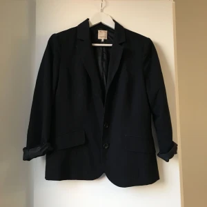  - Svart kavaj i storlek 38. Fint skick!