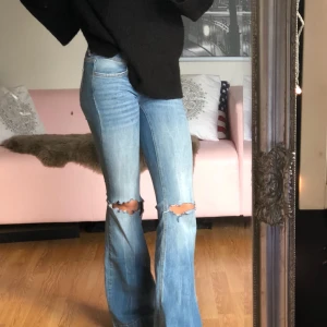  - Ett par flare jeans från Ginatricot som tyvärr är lite små för mig. Hålen har jag klippt själv. Jag är 171 cm lång och längden är perfekt för mig. Frakt tillkommer.