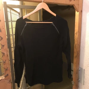  - Svart tröja från Vila! Som ny. 