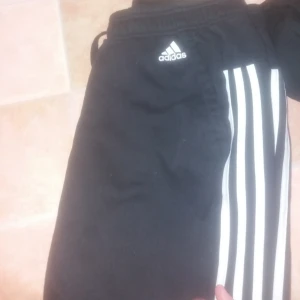  - Adidas mjukisbyxor nästan helt oanvända original pris 600kr 