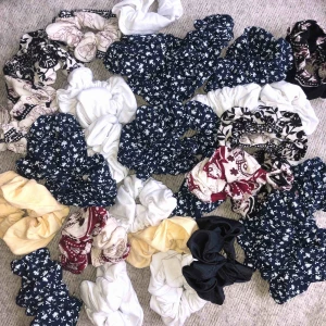  - Säljer massor av hemgjorda scrunchies! Det finns flera av varje färg. Går att använda både i håret eller som accessoar runt handleden.  1 för 30kr, 2 för 50kr, 3 för 70kr, 4 för 90kr, 5 för 110kr 