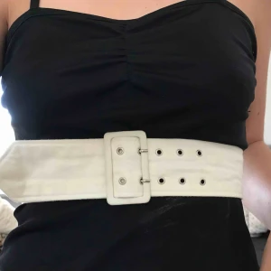  - Brett vitt skärp med dubbelknäppe. Jättecoolt och kan stylas med mycket! Säljer pga aldrig använder.