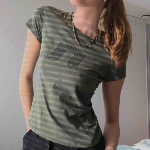  - En äkta grön J.Lindberg t-shirt. Den har blivit för liten för mig men tycker den är väldigt snygg :) Möts upp i Stockholm!