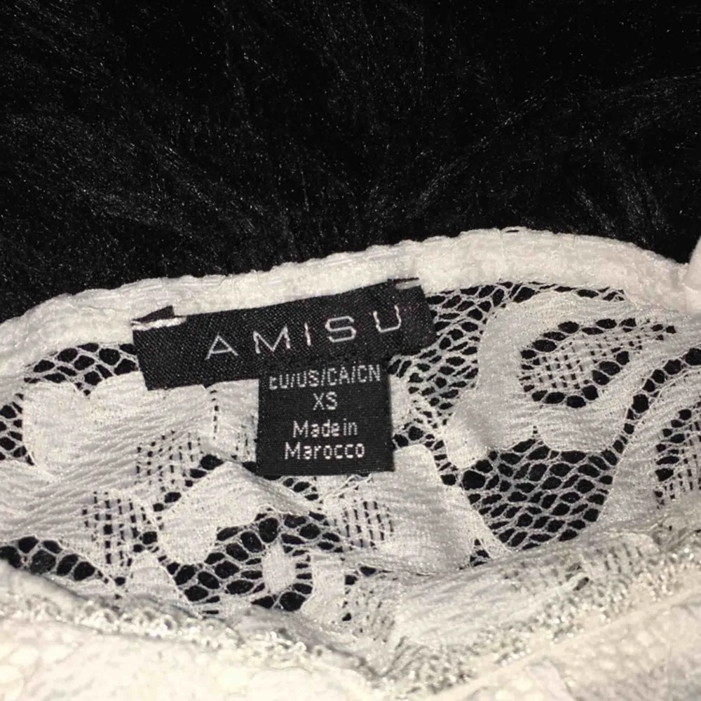Säljer ett spets linne ifrån Amisu som går över naveln. Använt ett fåtal gånger. Storlek XS. Säljer för 40kr men pris kan diskuteras! . Toppar.
