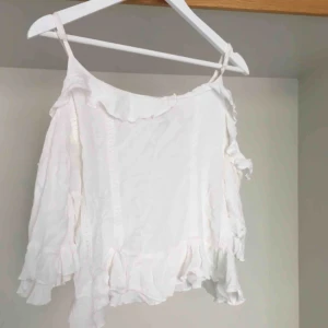  - Tröja från New Yorker. Fina ruffle detaljer samt öppning vid axlarna