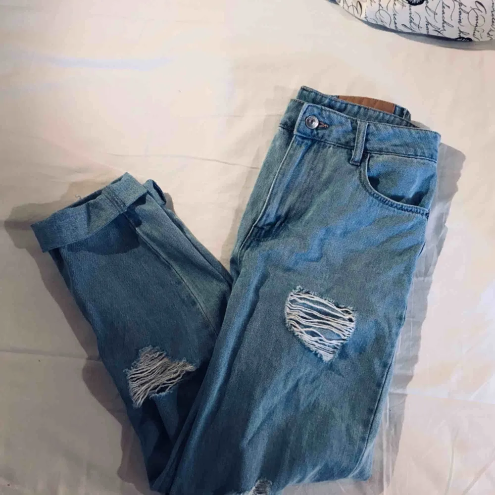 Slitna Boyfriend jeans   Frakt tillkommer . Jeans & Byxor.
