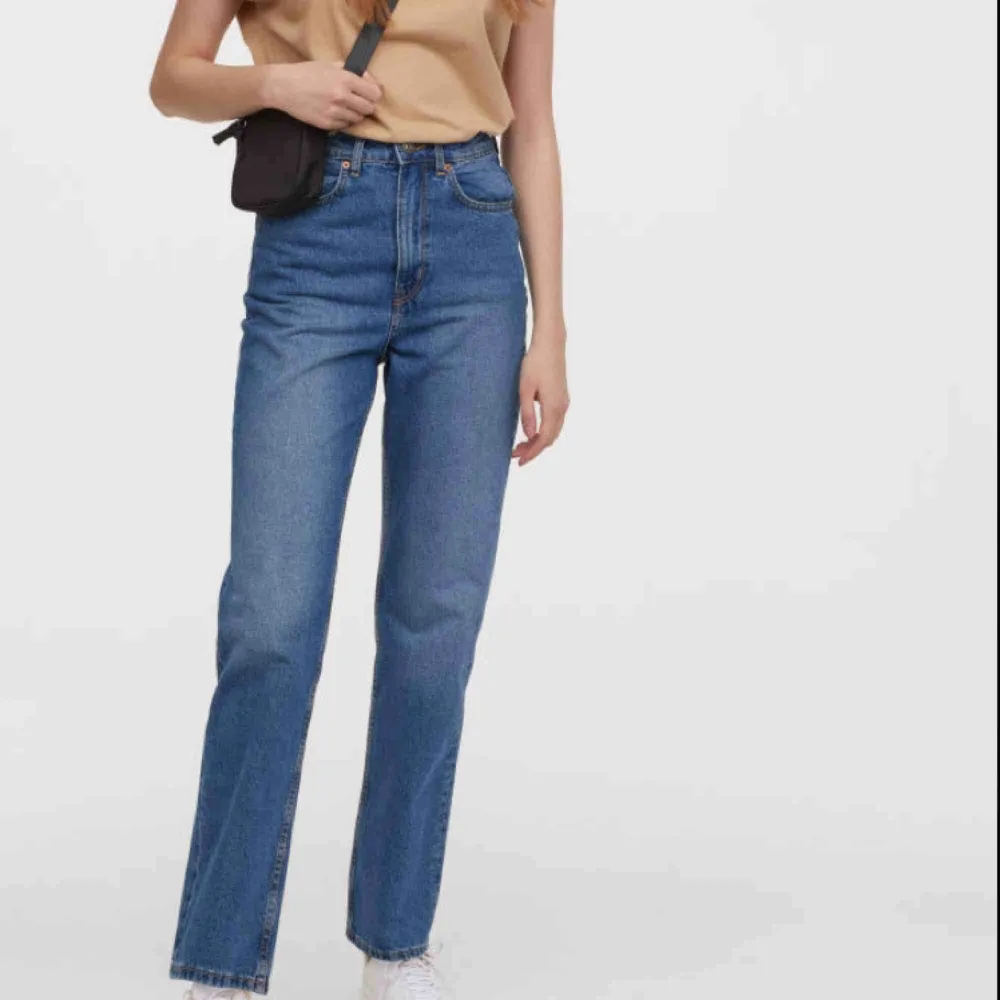 Supersnygga blå jeans från H&M i den perfekta modellen! Riktigt hög midja och raka ben. Så sköna och mjuka. Storlek 36. Helt slutsålda på hemsidan. Säljer pga dom tyvärr är för stora för mig. Endast använda en gång. Frakt tillkommer. . Jeans & Byxor.